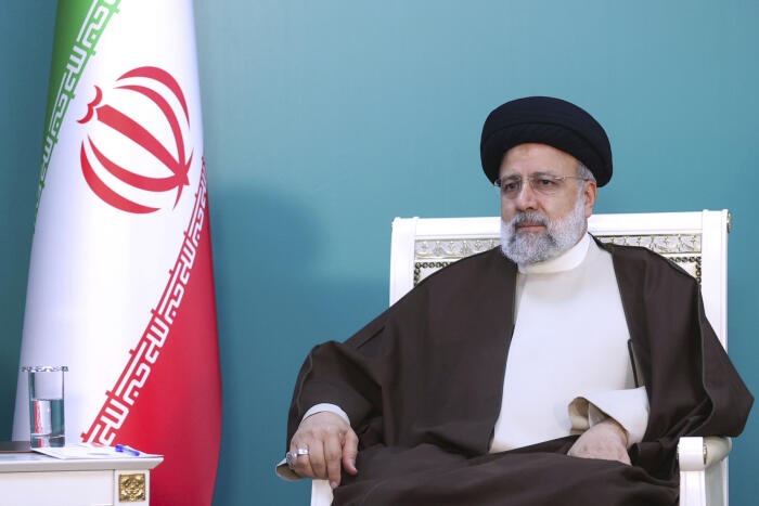 Ebrahim Raïssi, le président iranien qui était pressenti pour succéder au Guide suprême, est mort